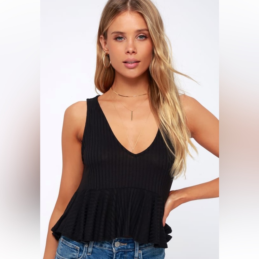 Lulu’s small black ruffled tank
